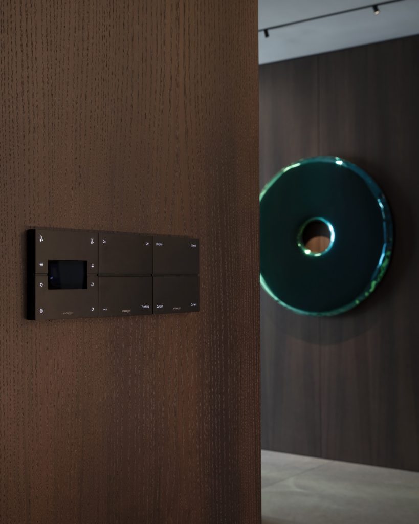 Moorgen Swiss Series smart panel — Signature Collection
